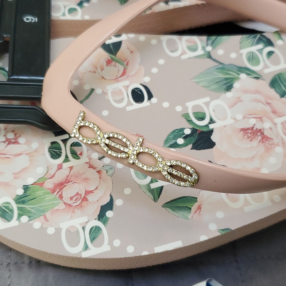 NWT Beach Ready Pink bebe Rhinestone Floral Flip Flops